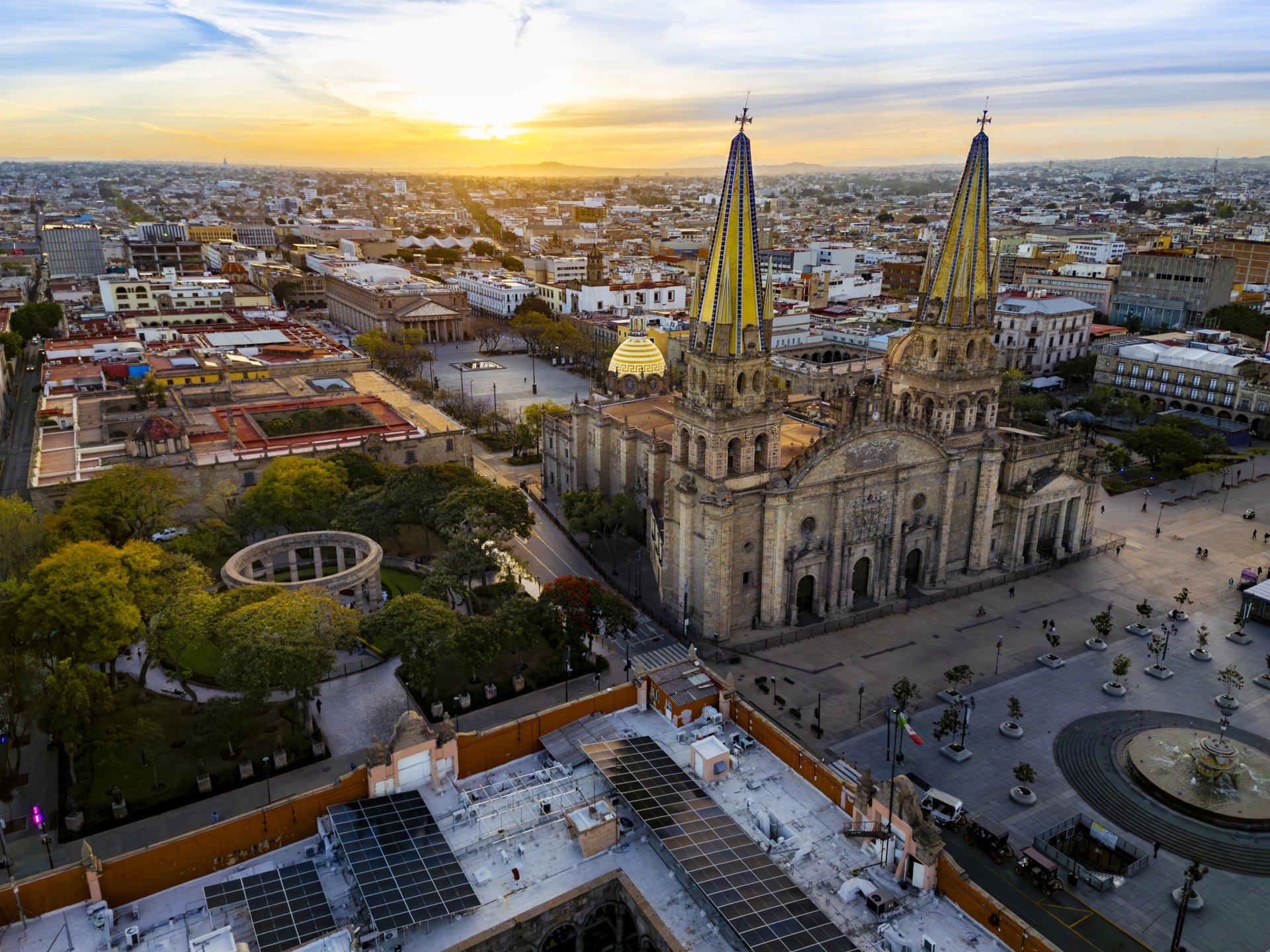 Vedere aeriana la rasarit asupra centrului istoric din Guadalajara, Mexic, cu Catedrala Metropolitana, Teatro Degollado si arhitectura coloniala traditionala