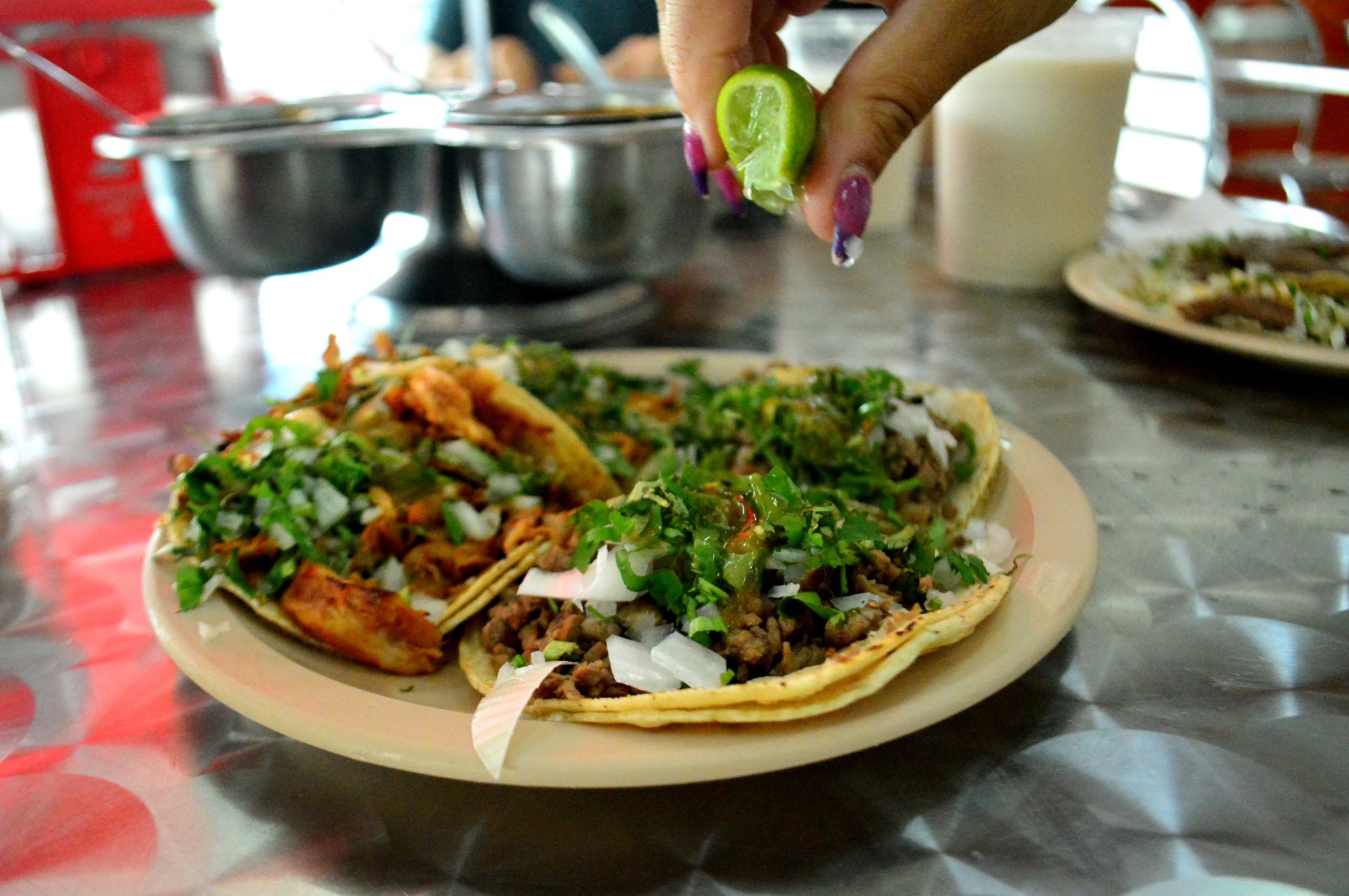 tacos mexicani autentici serviti cu lamaie si ingrediente proaspete