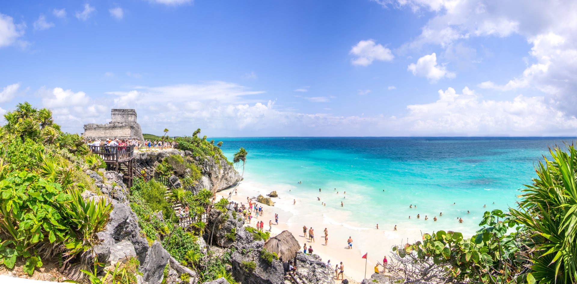 Plaja din Tulum cu ruinele sitului arheologic mayas pe malul marii in Mexic