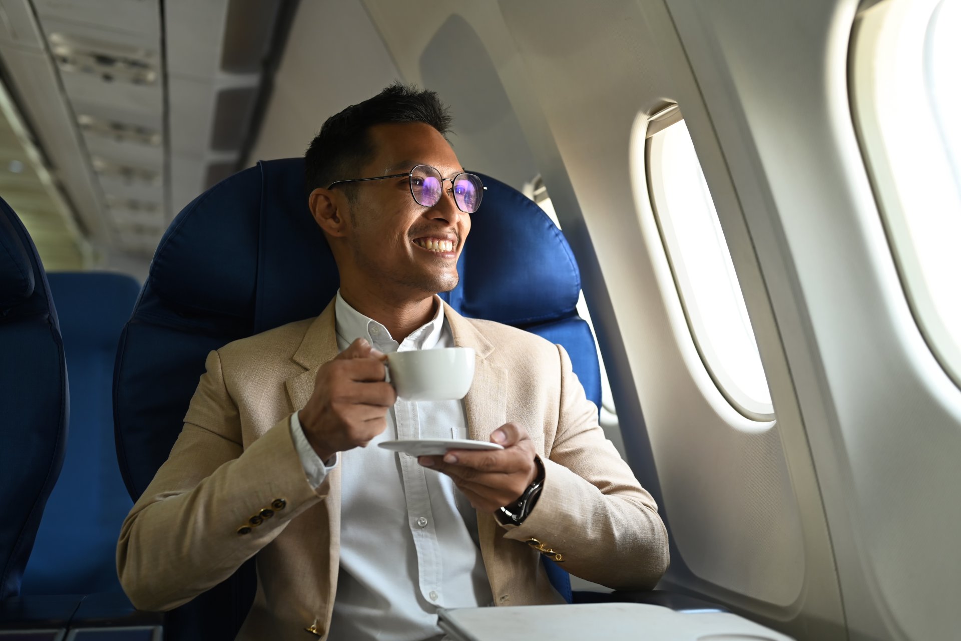 Savurarea unui ceai de plante pentru hidratare și relaxare în avion