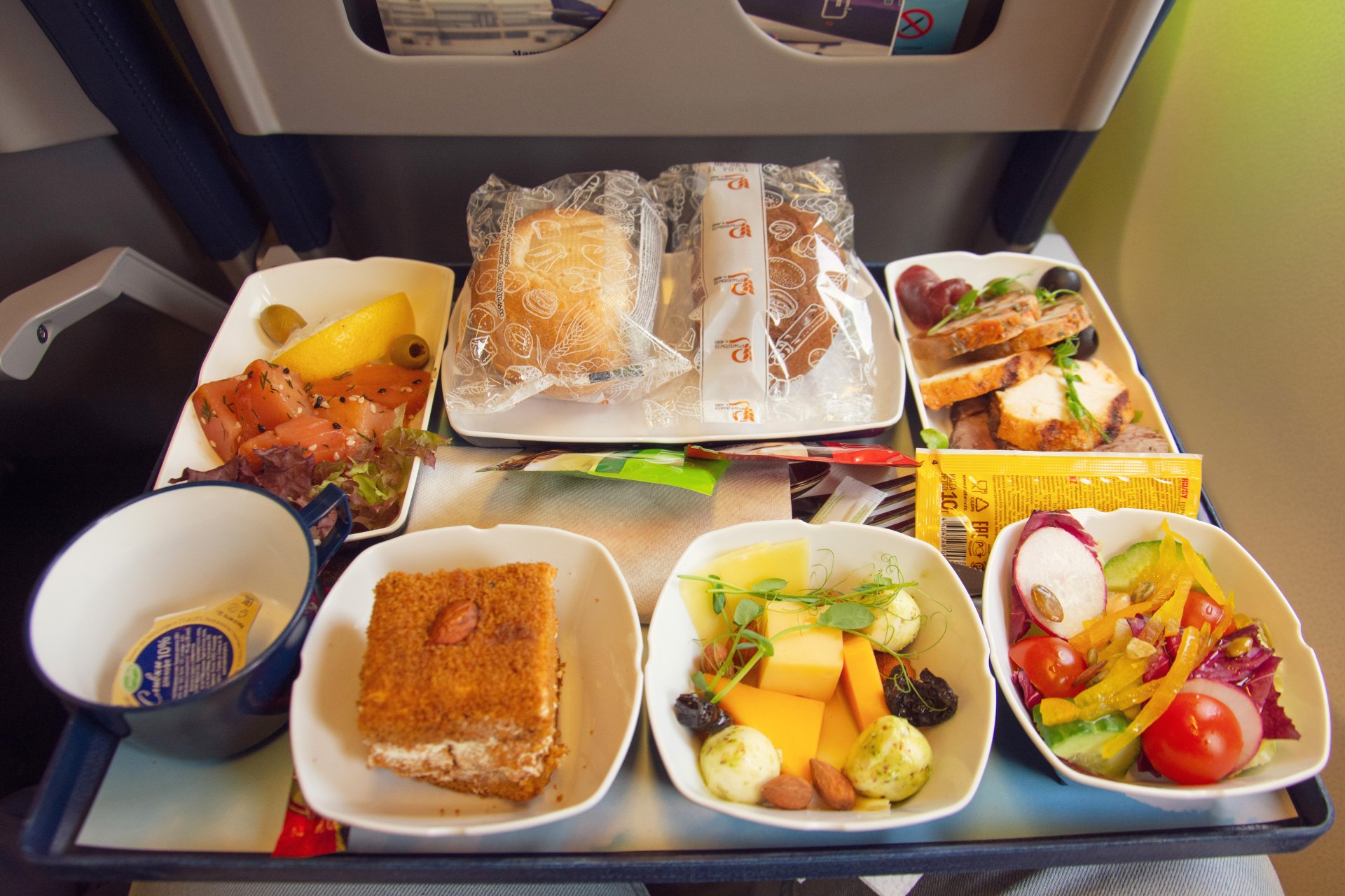 Mese ușoare și bogate în proteine servite în avion, pentru energie și digestie ușoară