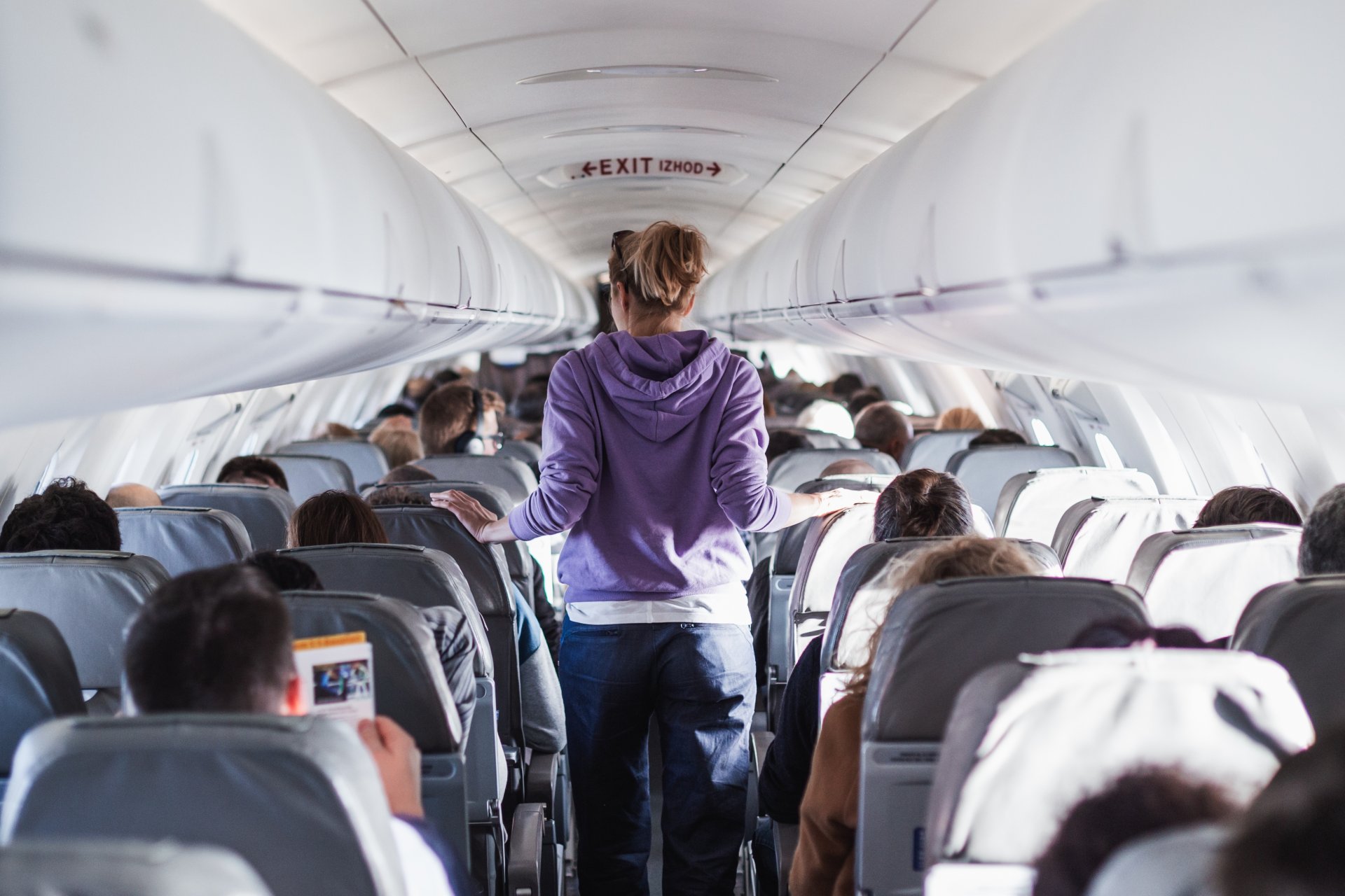 Plimbare pe culoar in avion pentru relaxare si postura corecta