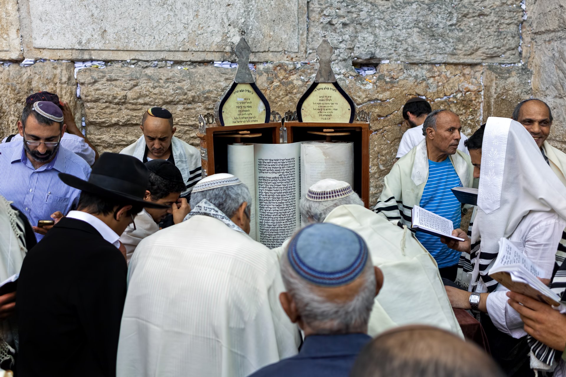 Evrei ținând post de Yom Kippur, tradiții alimentare înainte și după post