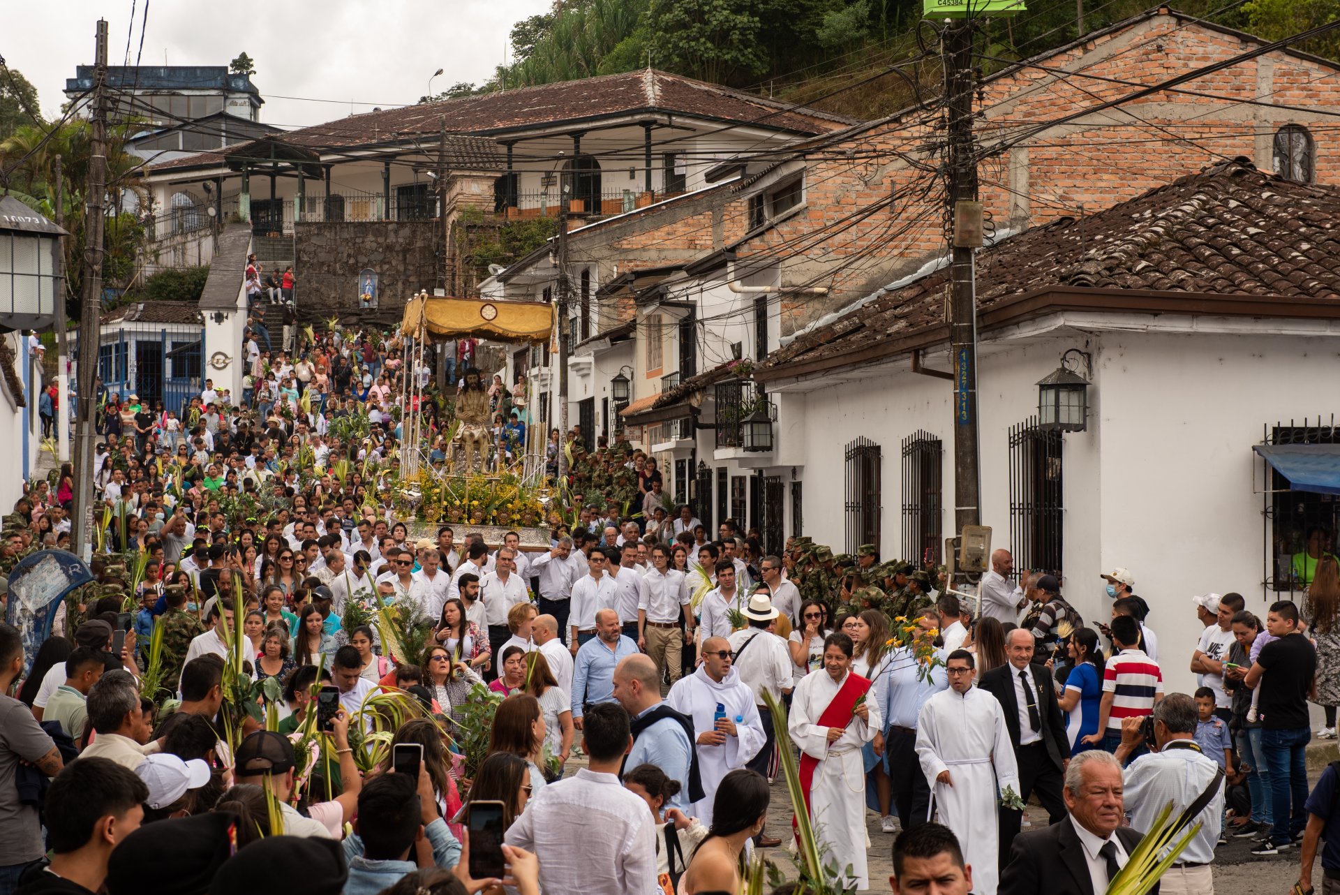 sărbătoarea nu se limitează la familie sau biserică, orașele întregi devin scene pentru procesiuni impresionante, parade și tradiții care implică comunitatea în întregime