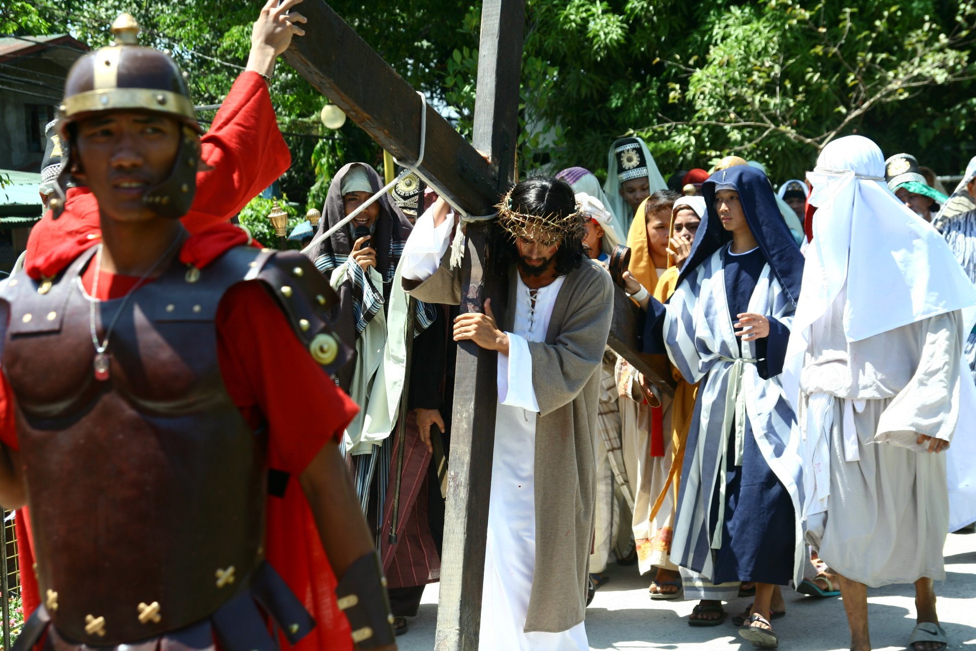 Procesiunile străzilor și piesa religioasă jucată în aer liber „Senakulo”, atrag comunități întregi