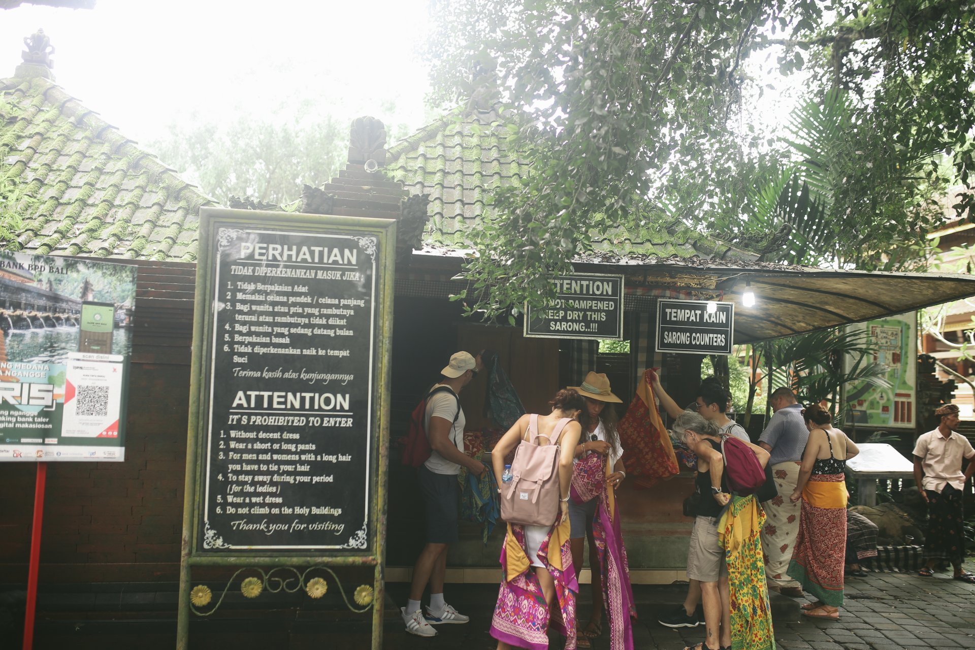 În locuri cu tradiții religioase puternice, precum templele din Asia, este nevoie să acoperi umerii și genunchi