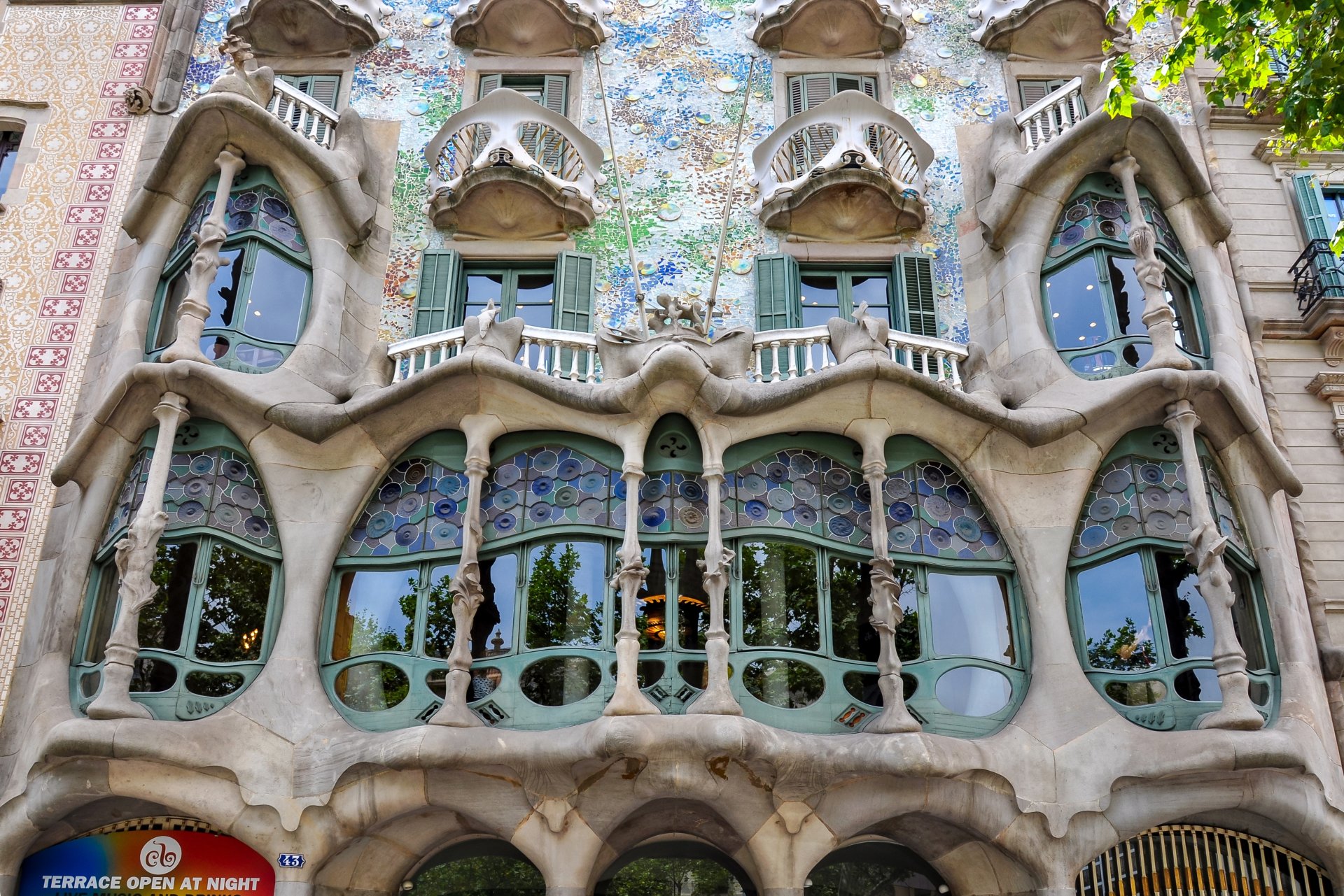 formele neobișnuite ale arhitecturii lui Gaudí