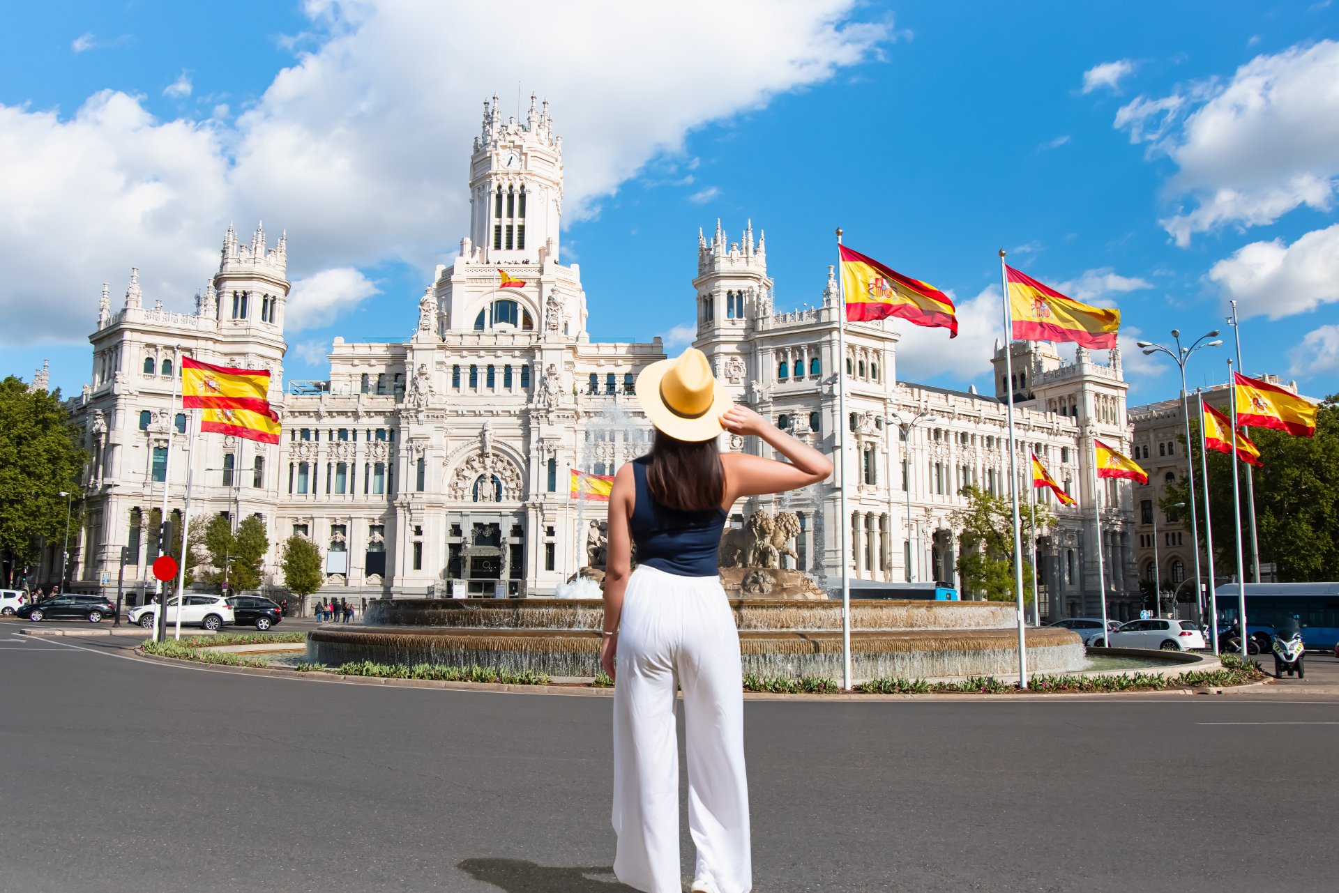 Madridul combină modernul cu tradiționalul și transformă fiecare plimbare într-o experiență care te ține atent, implicat și conectat cu orașul.