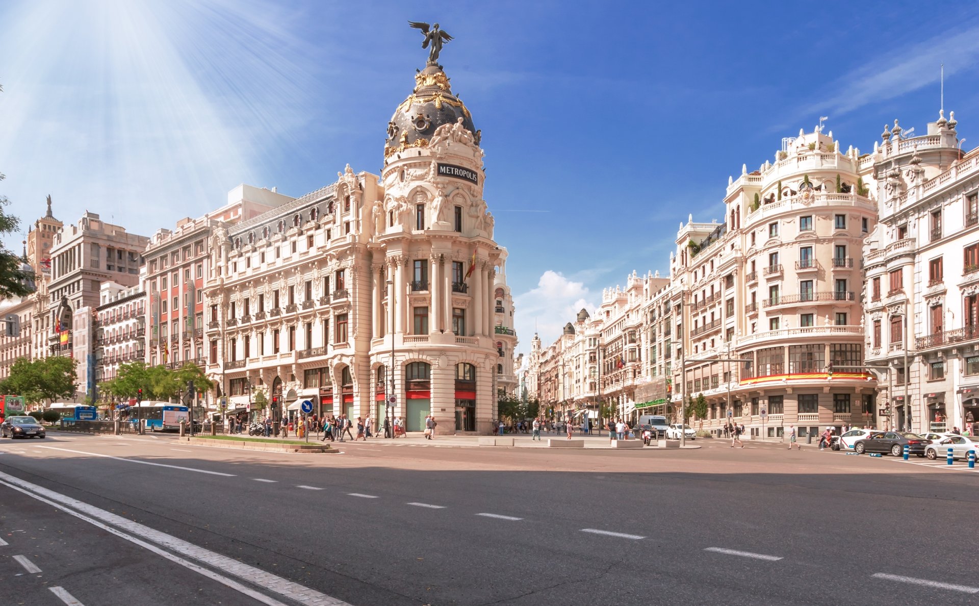 Bulevardul Gran Vía, cunoscut pentru magazine, teatre și arhitectura impunătoare, devine rapid inima orașului