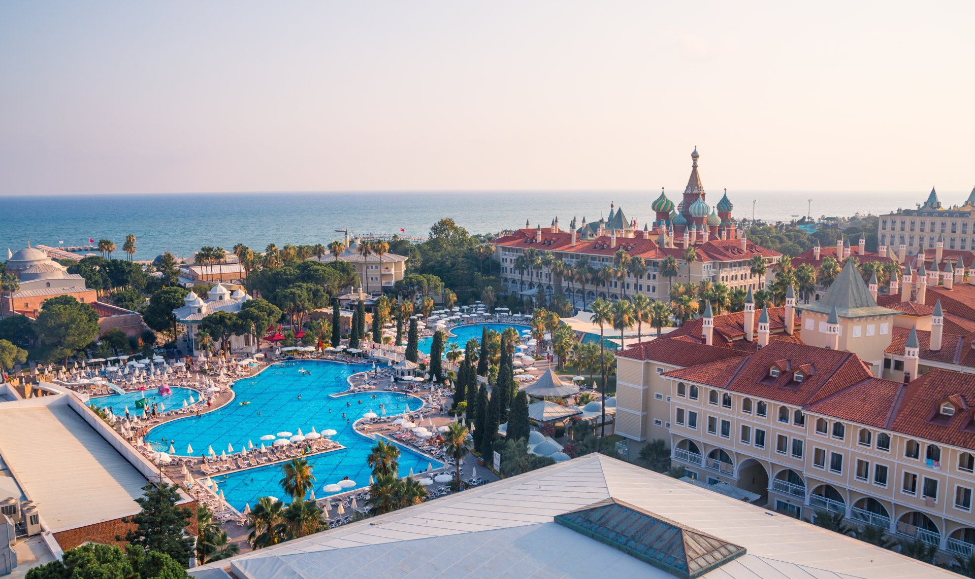 Există vacanțe în care și adulții pot să se relaxeze fără să stea tot timpul cu ochii pe copii